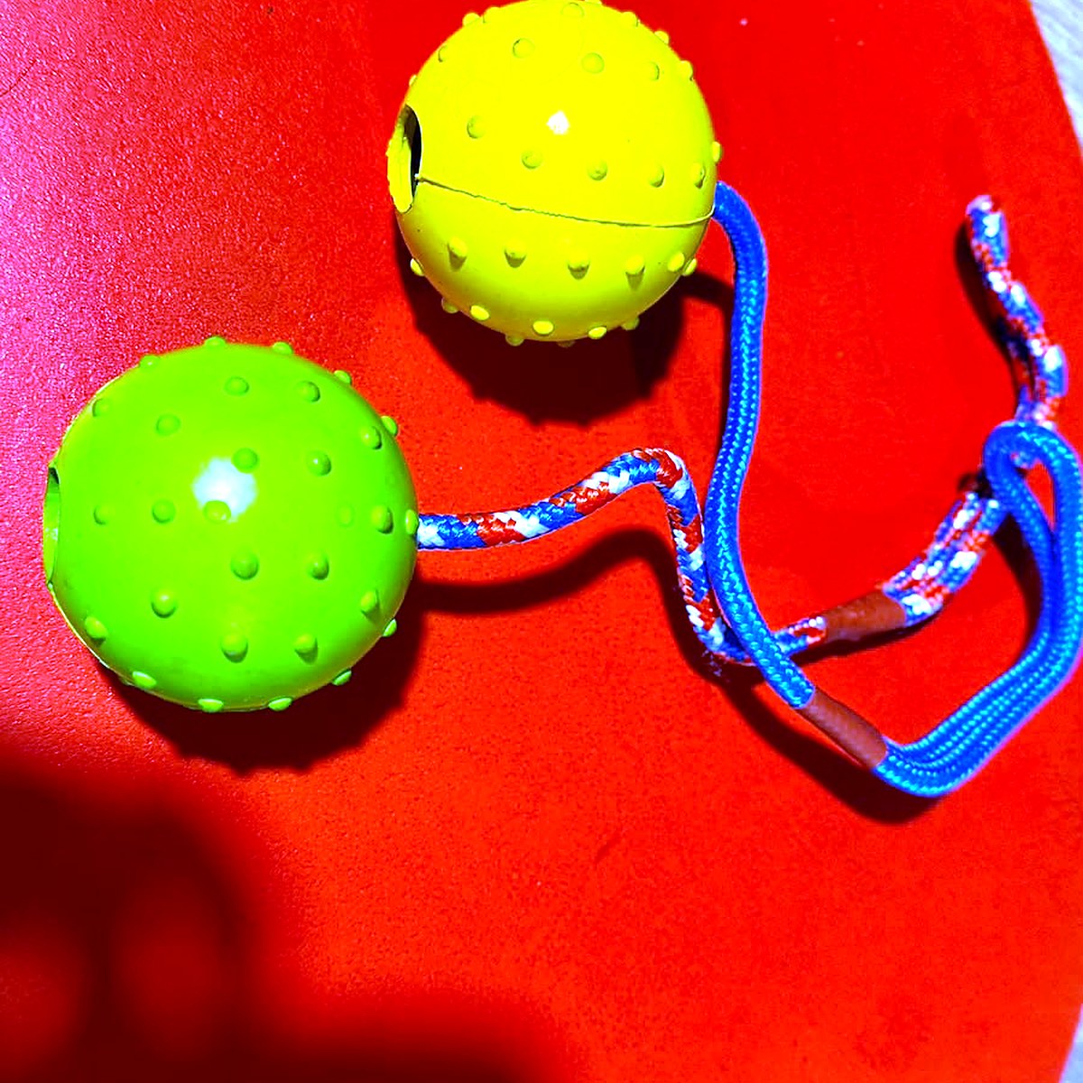 Pelotas de goma con soga